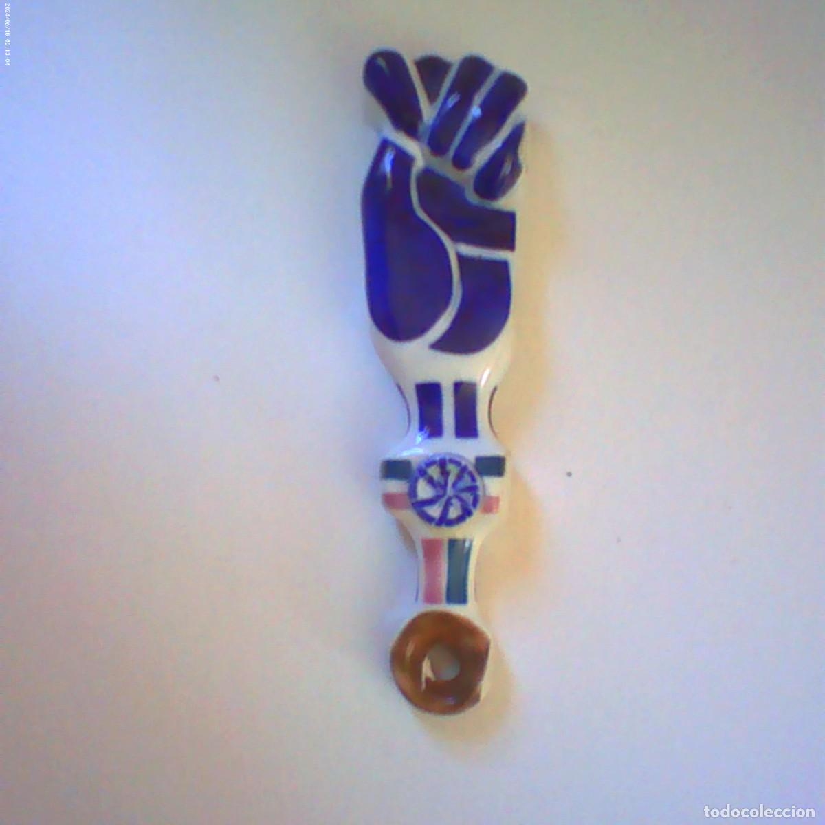 Seconda Mano: figura pu&ntilde;o mano sargadelos, 20 cm longitud, 5 cm ancho y 123 gr de peso (buen estado)