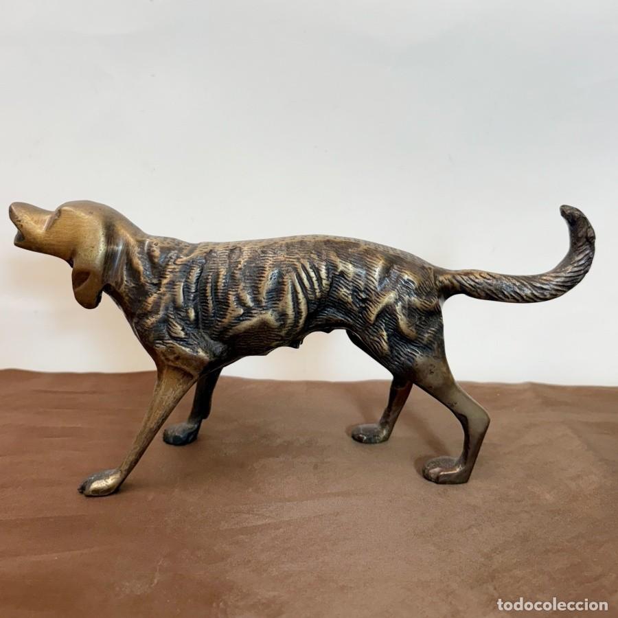 Segunda Mano: Figura de Perro de Lat&oacute;n