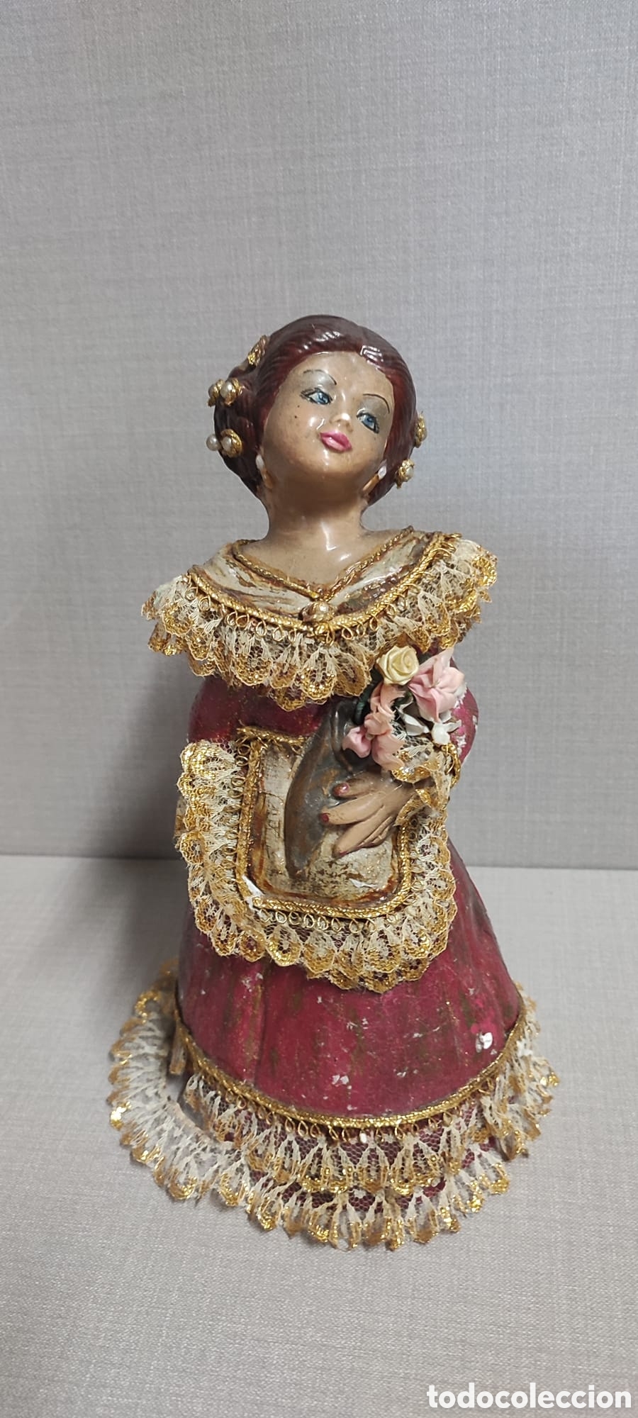 Segunda Mano: Preciosa escultura de Fallera Valenciana de escayola pintada a mano y decorada con bordados y flores