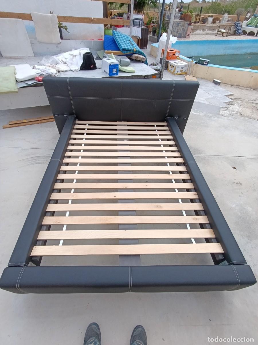 Segunda Mano: Preciosa cama de matrimonio, polipiel en color negro, dise&ntilde;o