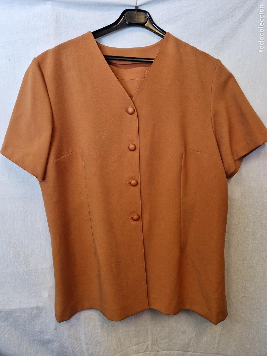 Segunda Mano: BONITO CONJUNTO DE FALDA Y CAMISA MANGA CORTA PARA MUJER. COLOR NARANJA. TALLA 52