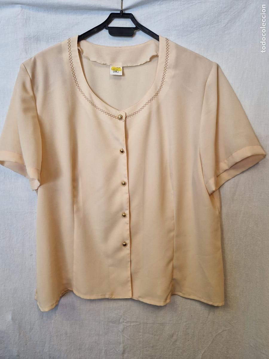 Segunda Mano: BONITA CAMISA MANGA CORTA PARA MUJER. COLOR CREMA . TALLA 54