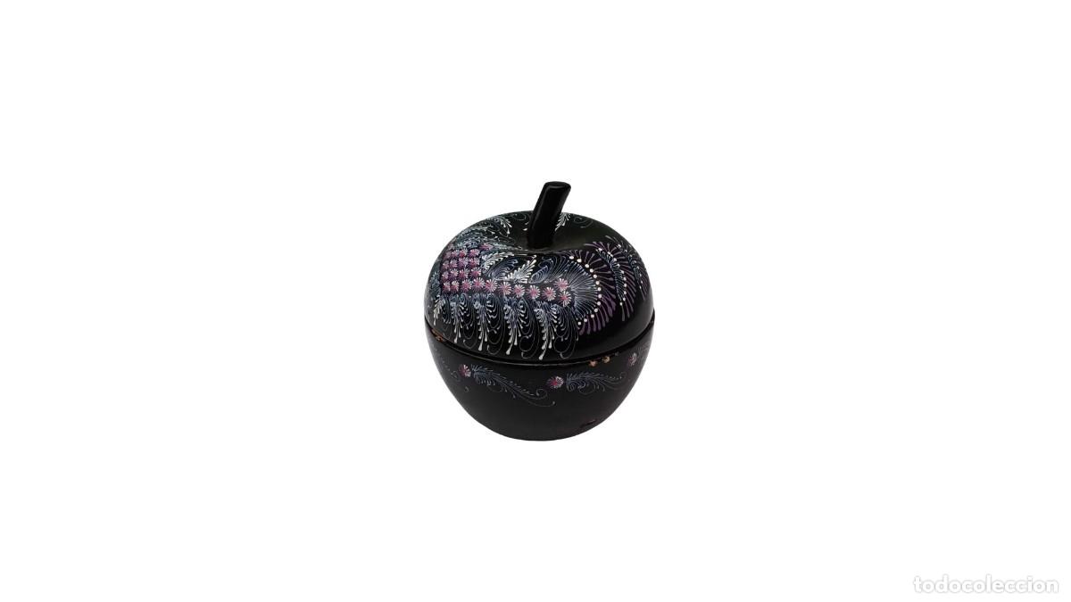 Zweite Hand: Caja con Forma de Manzana &ndash; Laca Negra con Pintura Floral Blanca y Morada &ndash; A&ntilde;os 70/80 &ndash; Muy Rara