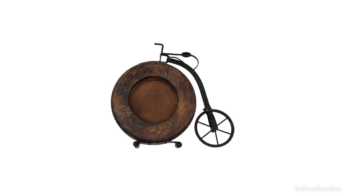 Seconda Mano: Adorno de Mesa &ndash; Triciclo Antiguo R&uacute;stico &ndash; Rueda de Madera y Estructura de Hierro Forjado