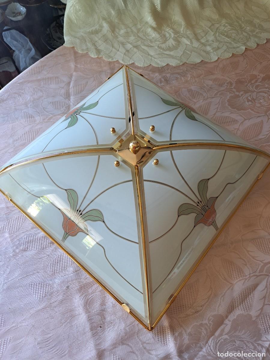 Segunda Mano: Bonita lampara de techo de lat&oacute;n dorado y cristal decorado.