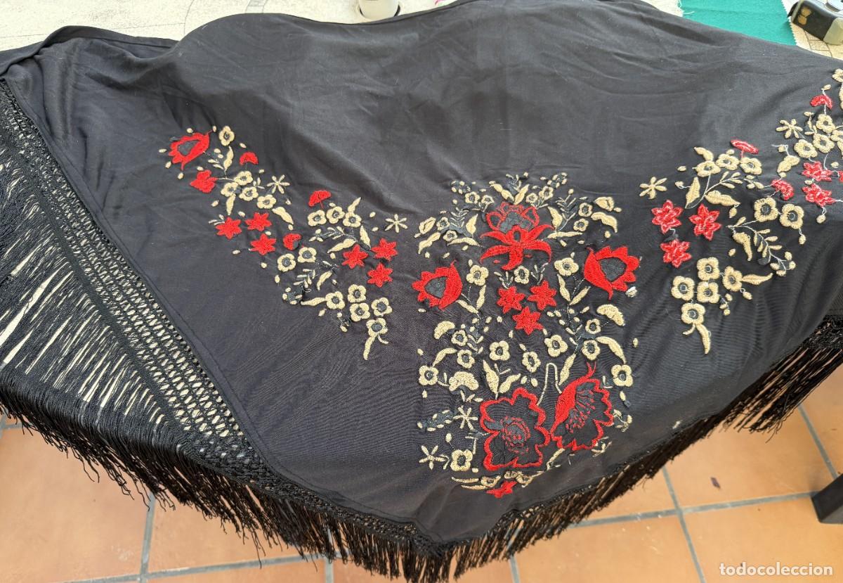 Segunda Mano: P- ANTIGUO MANTON- CHAL EN NEGRO CON BORDADOS DE FLORES EN COLORES. A&Ntilde;OS 50-60.