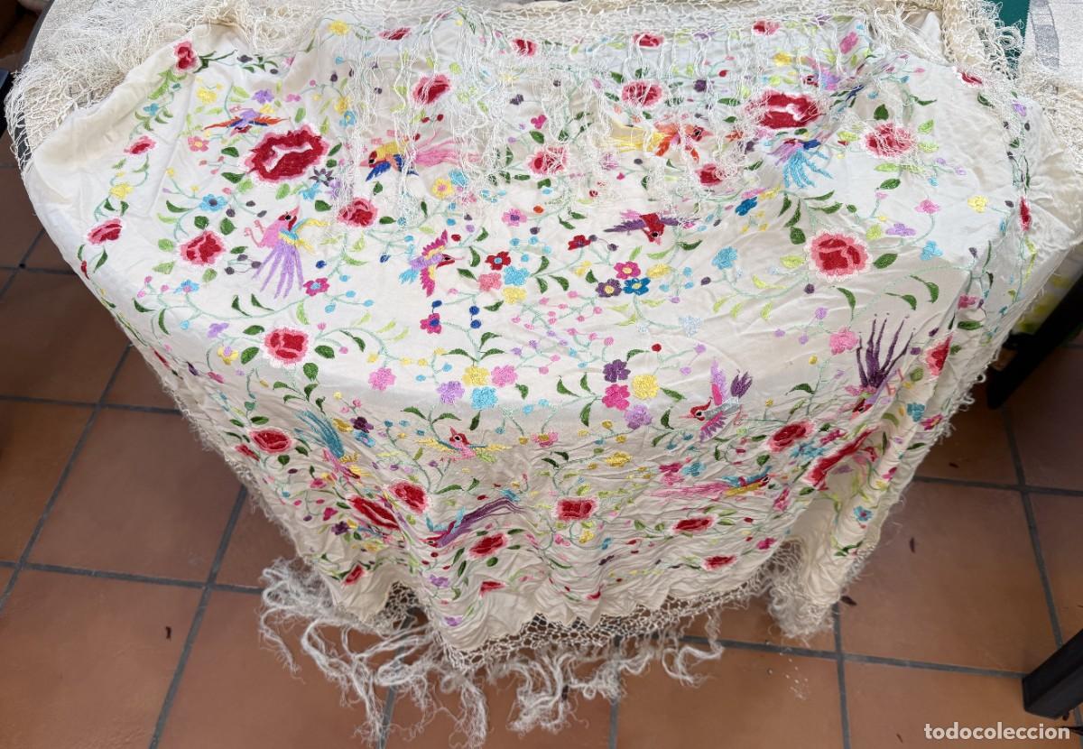 Segunda Mano: P- ANTIGUO MANTON- CHAL EN BLANCO CON BORDADOS DE FLORES EN COLORES. A&Ntilde;OS 50-60.