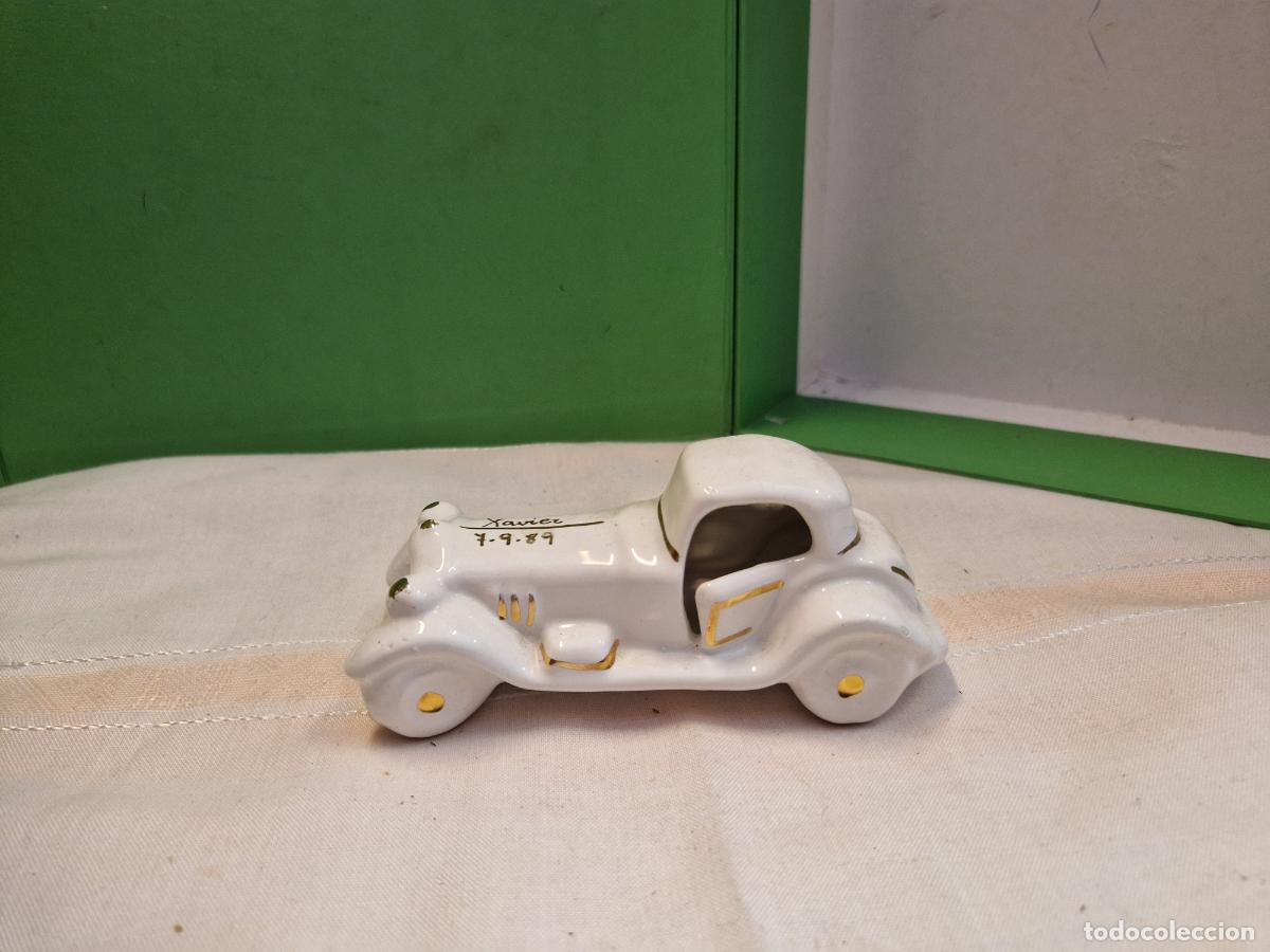 Segunda Mano: BONITO COCHE ANTIGUO EN PORCELANA. DECORATIVO.