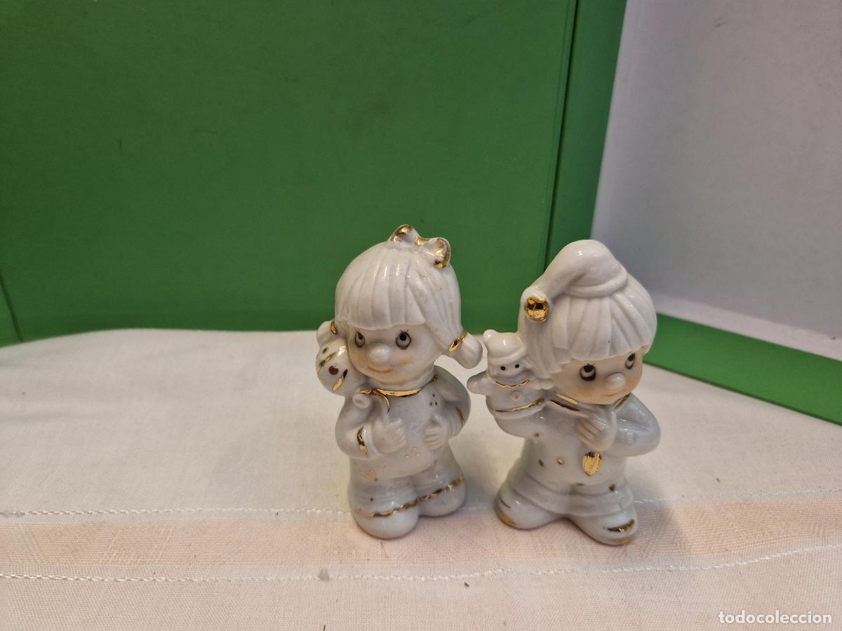 Segunda Mano: BONITA PAREJA EN PORCELANA DECORATIVO.