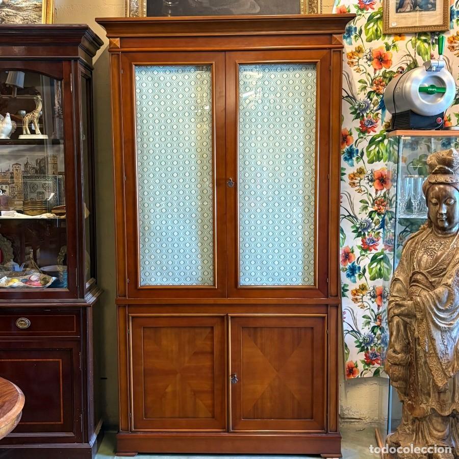 Segunda Mano: Mueble Vitrina Cl&aacute;sico