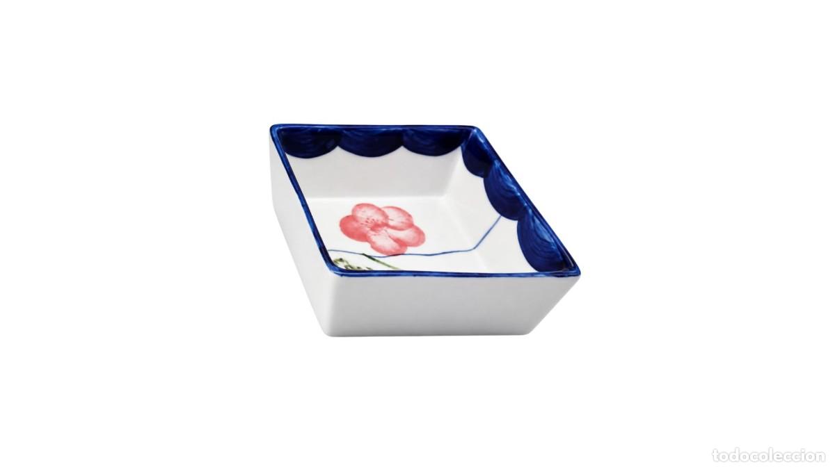 Seconda Mano: CUENCO CUADRADO DE PORCELANA PINTADO A MANO - FLOR ROSA Y BORDE FESTONEADO AZUL COBALTO, A&Ntilde;OS 60/70