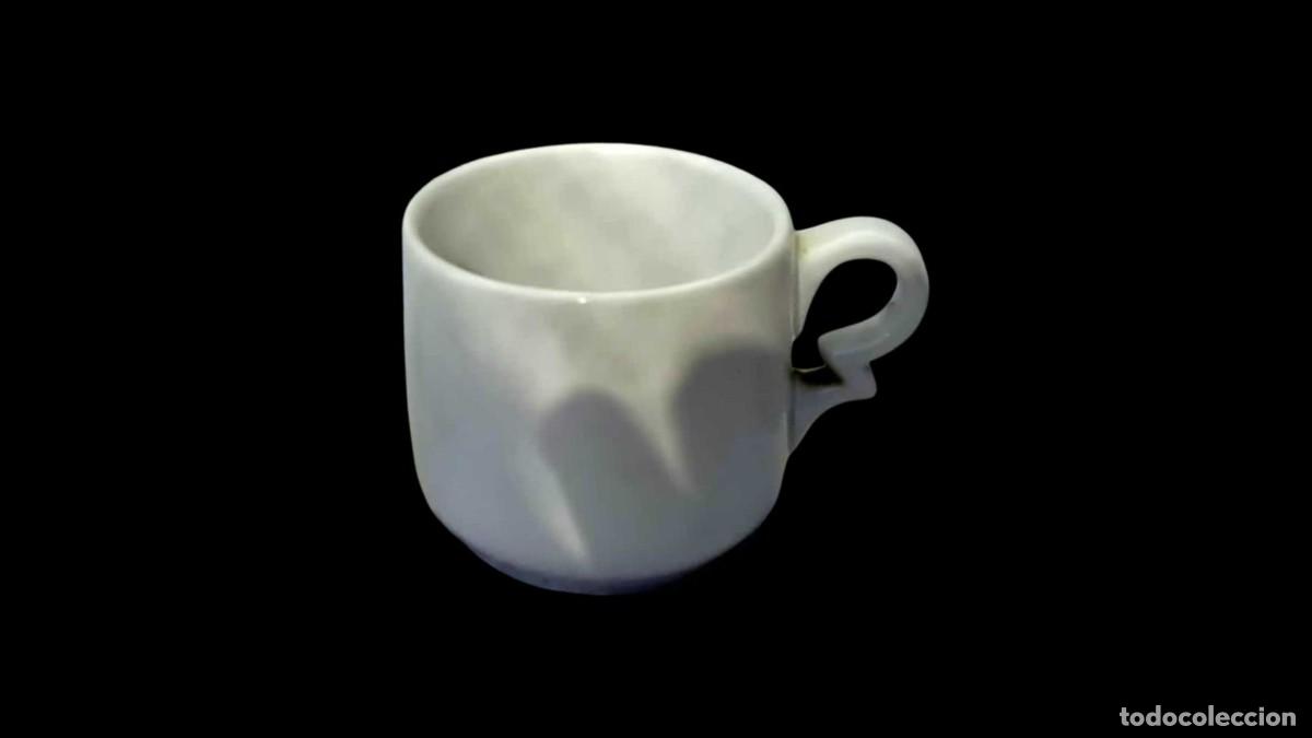 Segunda M&atilde;o: TAZA DE PORCELANA BLANCA LISA - ASA EN VOLUTA - FORMA GLOBULAR - HOSTELER&Iacute;A VINTAGE A&Ntilde;OS 60/70