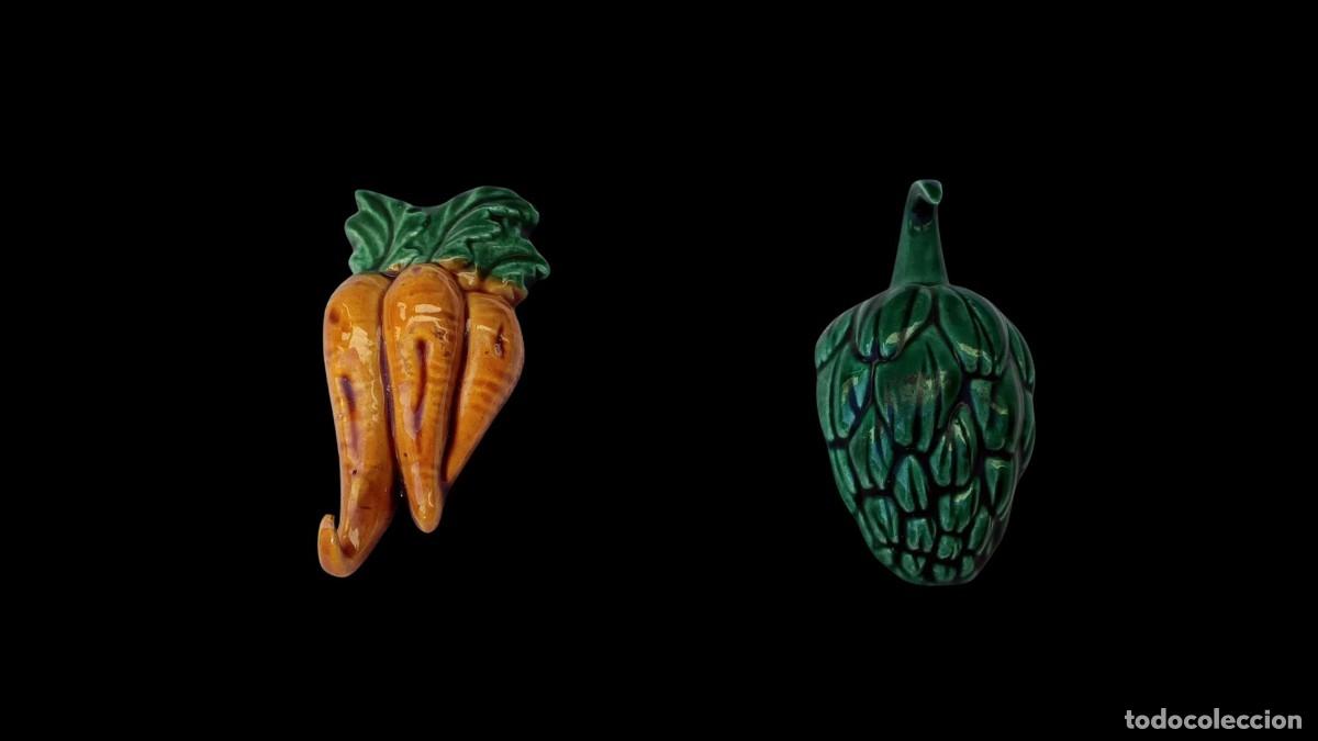 Seconda Mano: LOTE 2 IMANES DE NEVERA EN CER&Aacute;MICA RELIEVE ESMALTADAS - ZANAHORIA Y ALCACHOFA, VINTAGE A&Ntilde;OS 70/80
