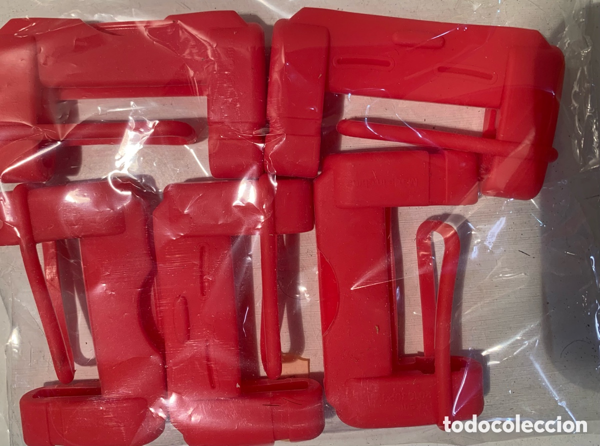 Segunda mano: 5 Pinzas Cinturon Coche Rojas - Foto 1