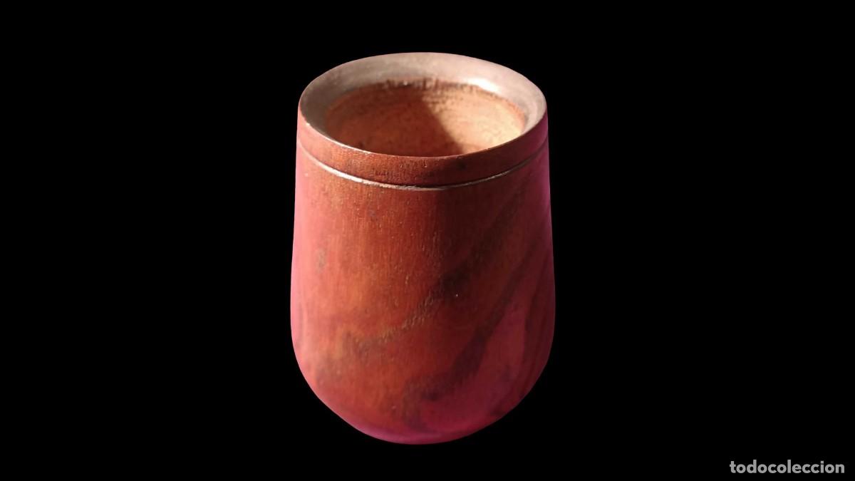 Second-Hand: CUIA (SUPORTE) PARA HIERVA MATE, EN MADERA CON VETAS, HECHO A MANO, 1999