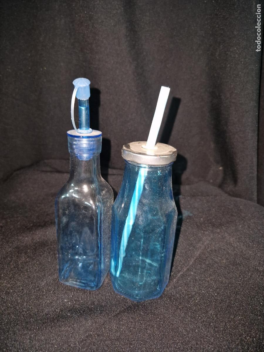 Segunda Mano: 2 BONITAS BOTELLAS DE CRISTAL. COLOR AZUL. CON PAJITA