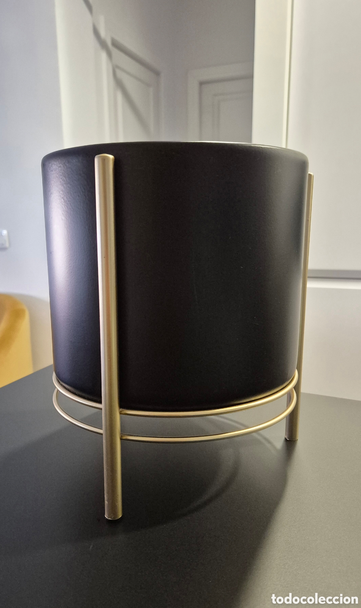 Segunda Mano: Macetero met&aacute;lico negro soporte dorado