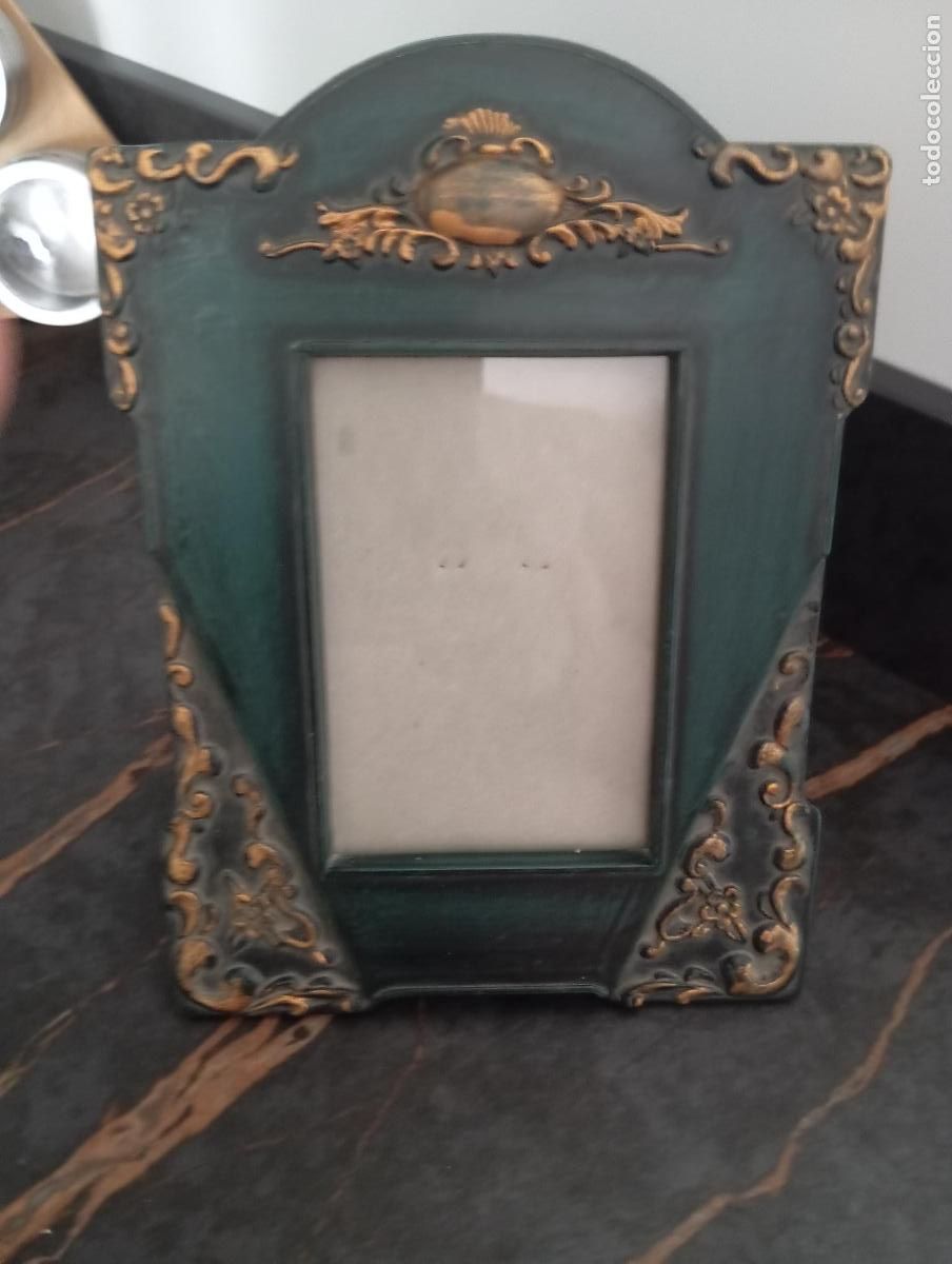 Segunda Mano: PORTARETRATOS. MARCO DE MADERA EN VERDE CON ADORNOS EN ORO. PERFECTO ESTADO