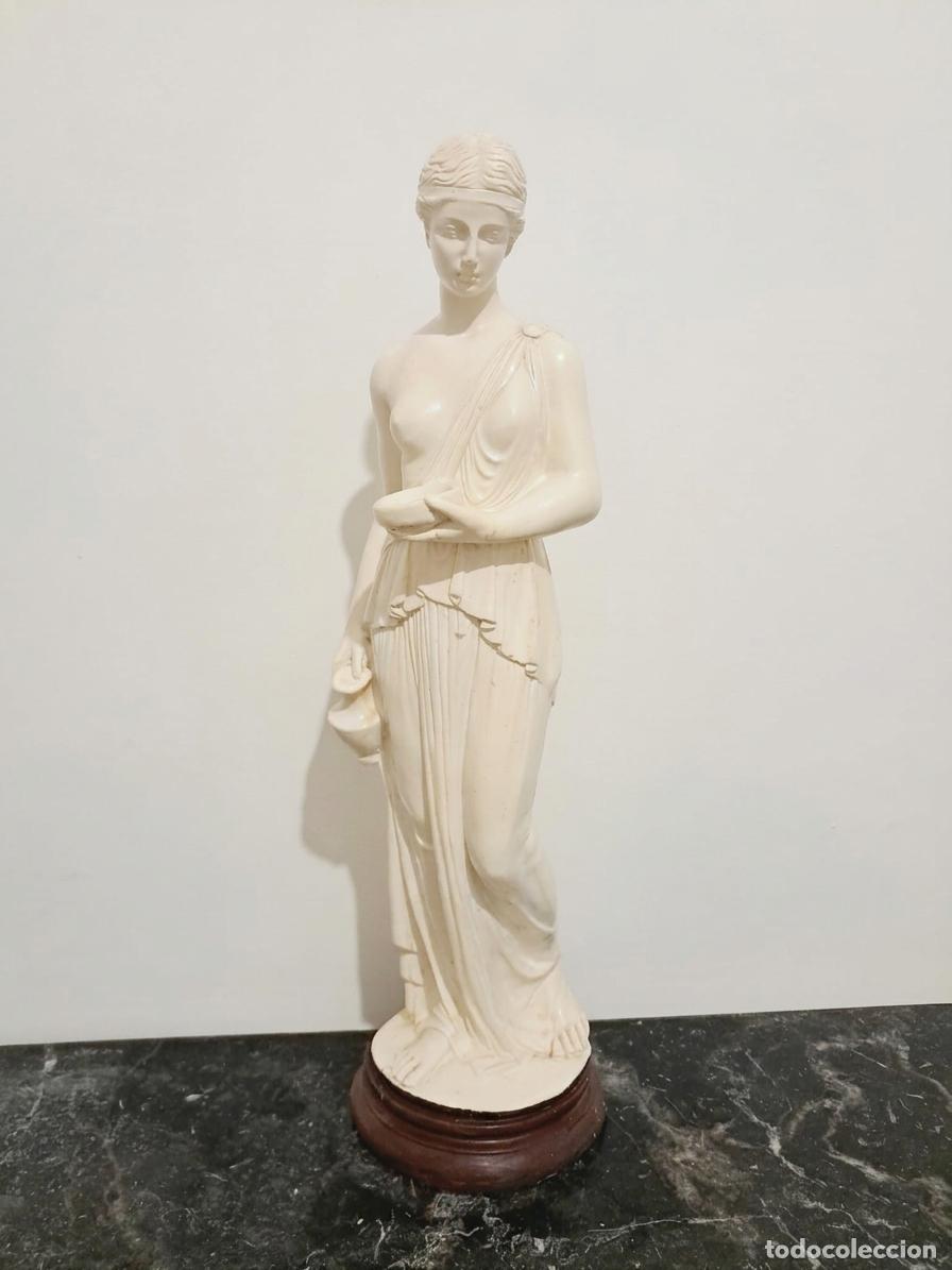 Segunda M&atilde;o: Antigua Escultura de Yeso Satinado (65 cm) - Portadora de Ofrendas Cl&aacute;sica