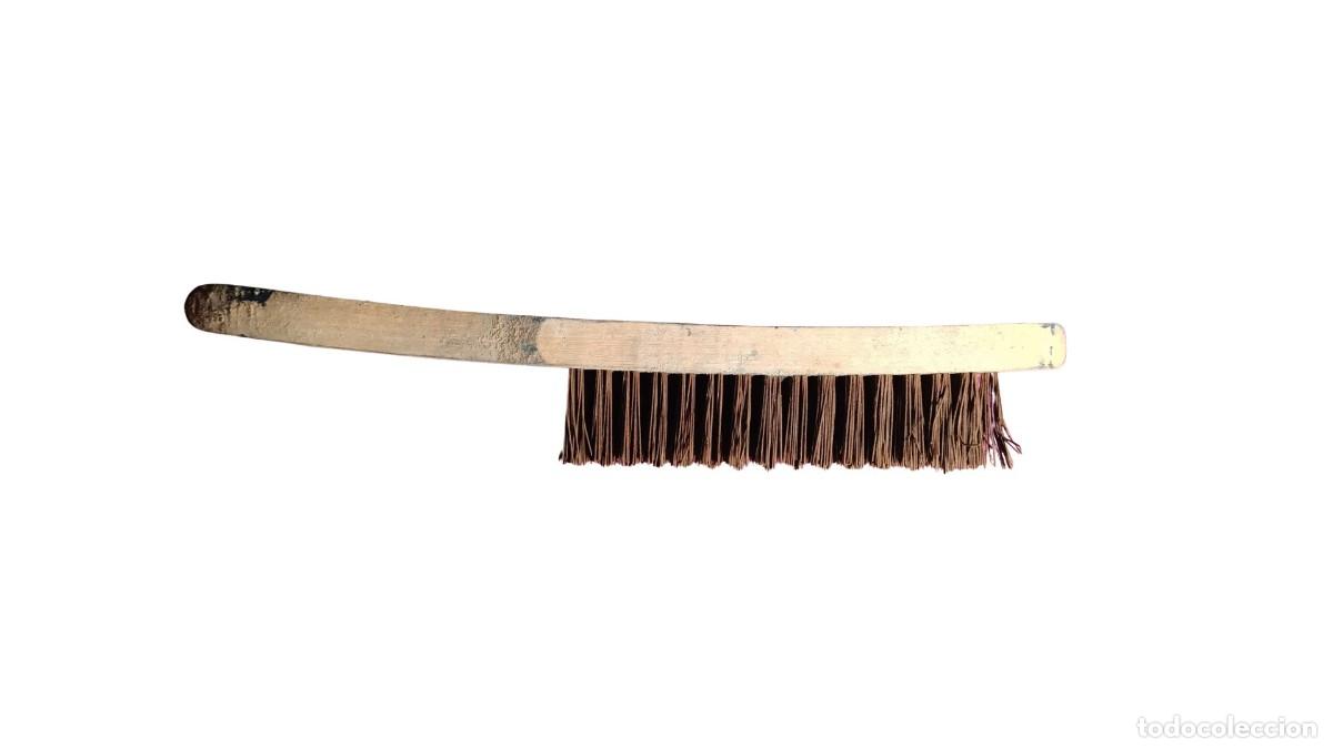 D'Occasion: CEPILLO MET&Aacute;LICO DE ACERO CON MANGO DE MADERA CURVO - LIMPIEZA Y DESBARBADO DE METALES - A&Ntilde;O 2020