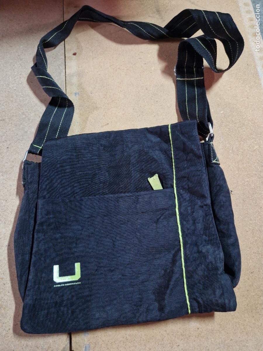 Segunda Mano: BONITO BOLSO DE HOMBRO. COLOR NEGRO-VERDE.