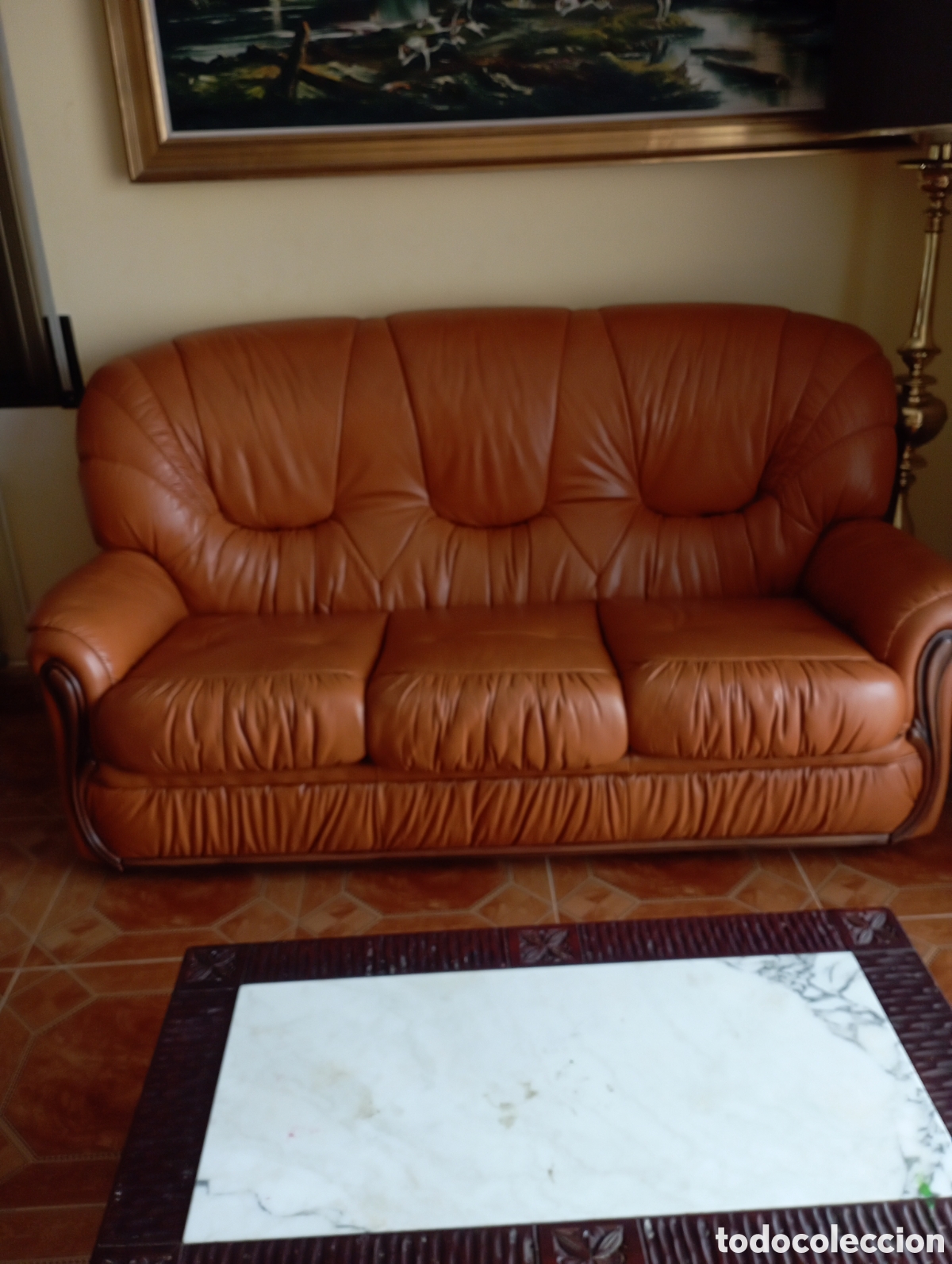 Segunda Mano: Conjunto de sof&aacute; y sillones en cuero y madera color camel