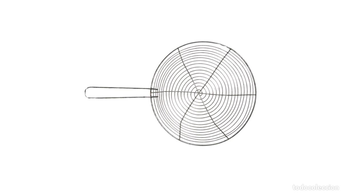 Segunda Mano: ESCURRIDOR DE FRITURAS CIRCULAR CON MANGO - ESPIRAL DE ALAMBRE DE ACERO CROMADO - A&Ntilde;OS 1960-80
