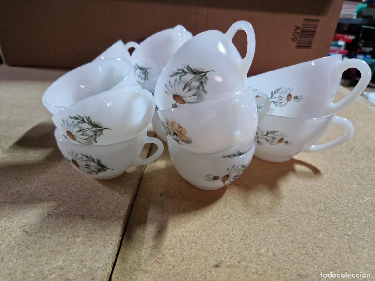 Segunda Mano: BONITO JUEGO DE TAZAS. DISE&Ntilde;O DE MARGARITAS COLOR BLANCO.