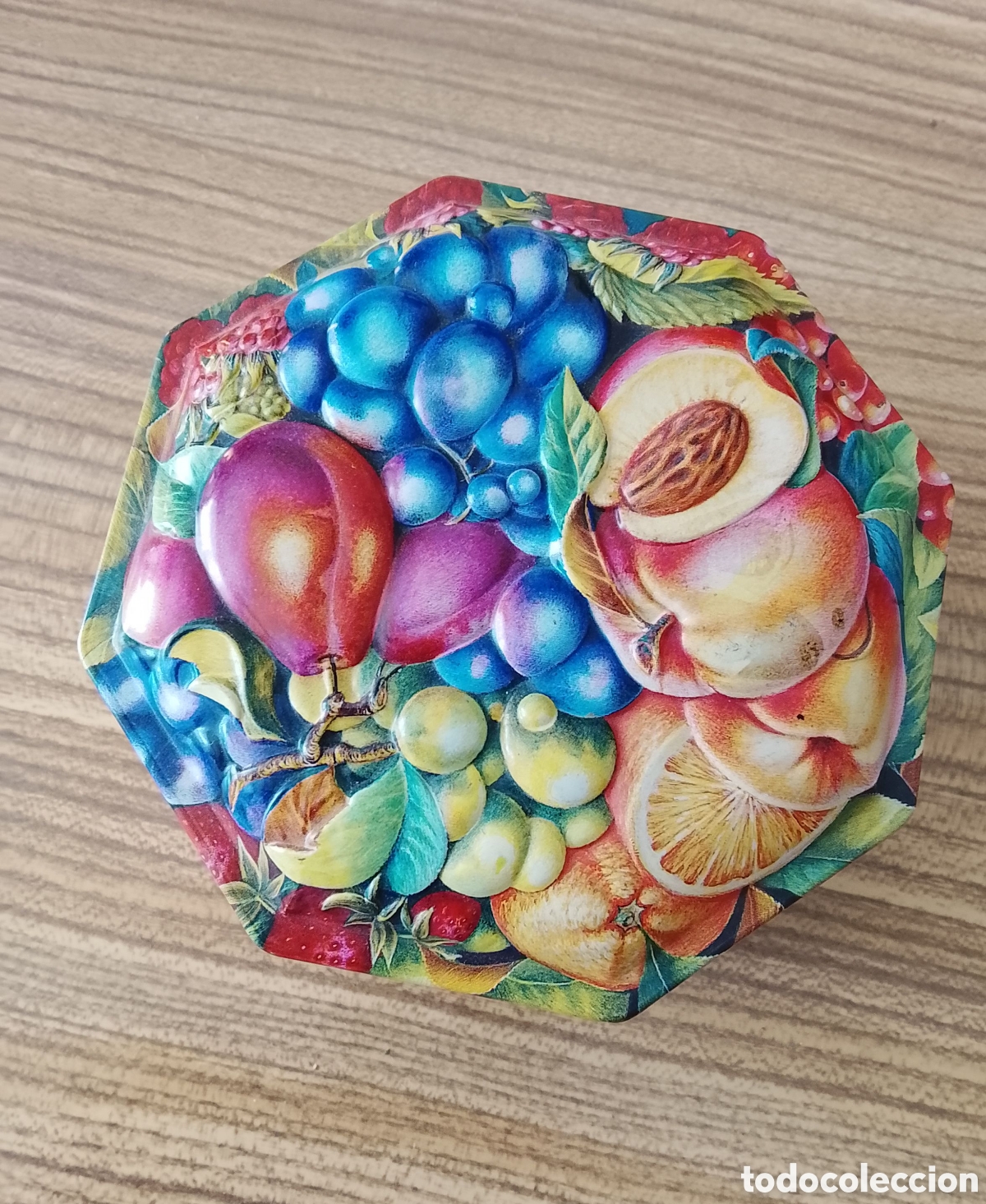 D'Occasion: Bonita caja exagonal de metal, con frutas en relieve