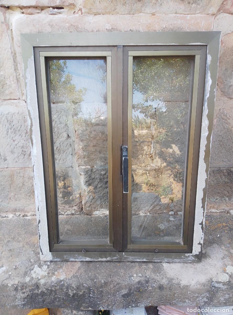 Segunda Mano: Ventana de aluminio vintage. Doble hoja. Color bronce. Medidas: 65 x 84,3 cm