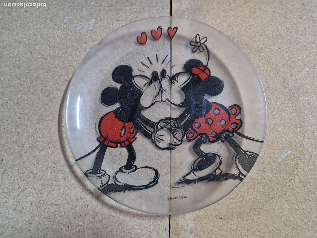 Segunda Mano: BONITO PLATO DE CRISTAL. MICKEY MOUSE Y MINNIE. MEDIDA 20*20
