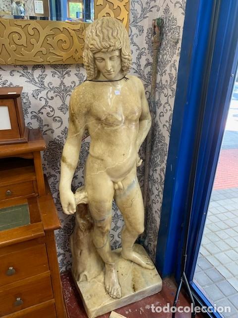 Segunda Mano: Escultura antigua hombre desnudo pasta y escayola