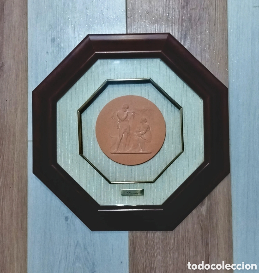 Segunda mano: Cuadro octogonal falsa terracota y madera.