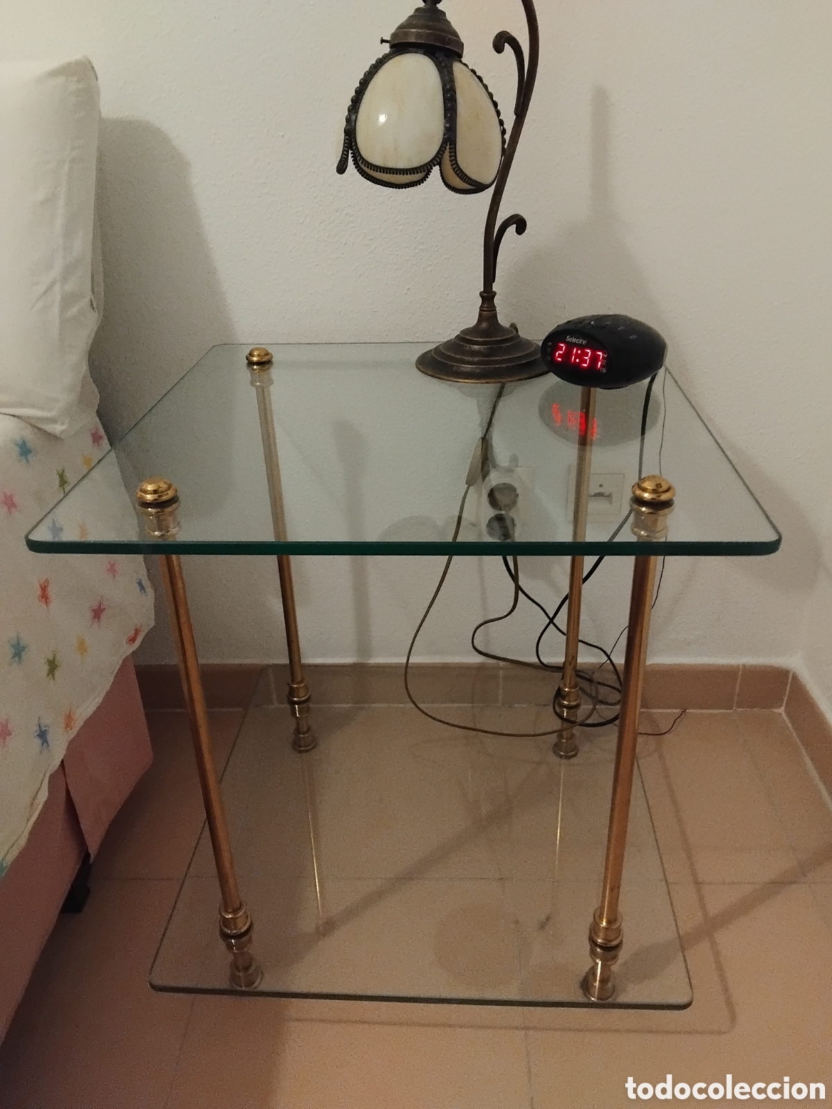 Segunda mano: Mesitas de noche lat&oacute;n y cristal