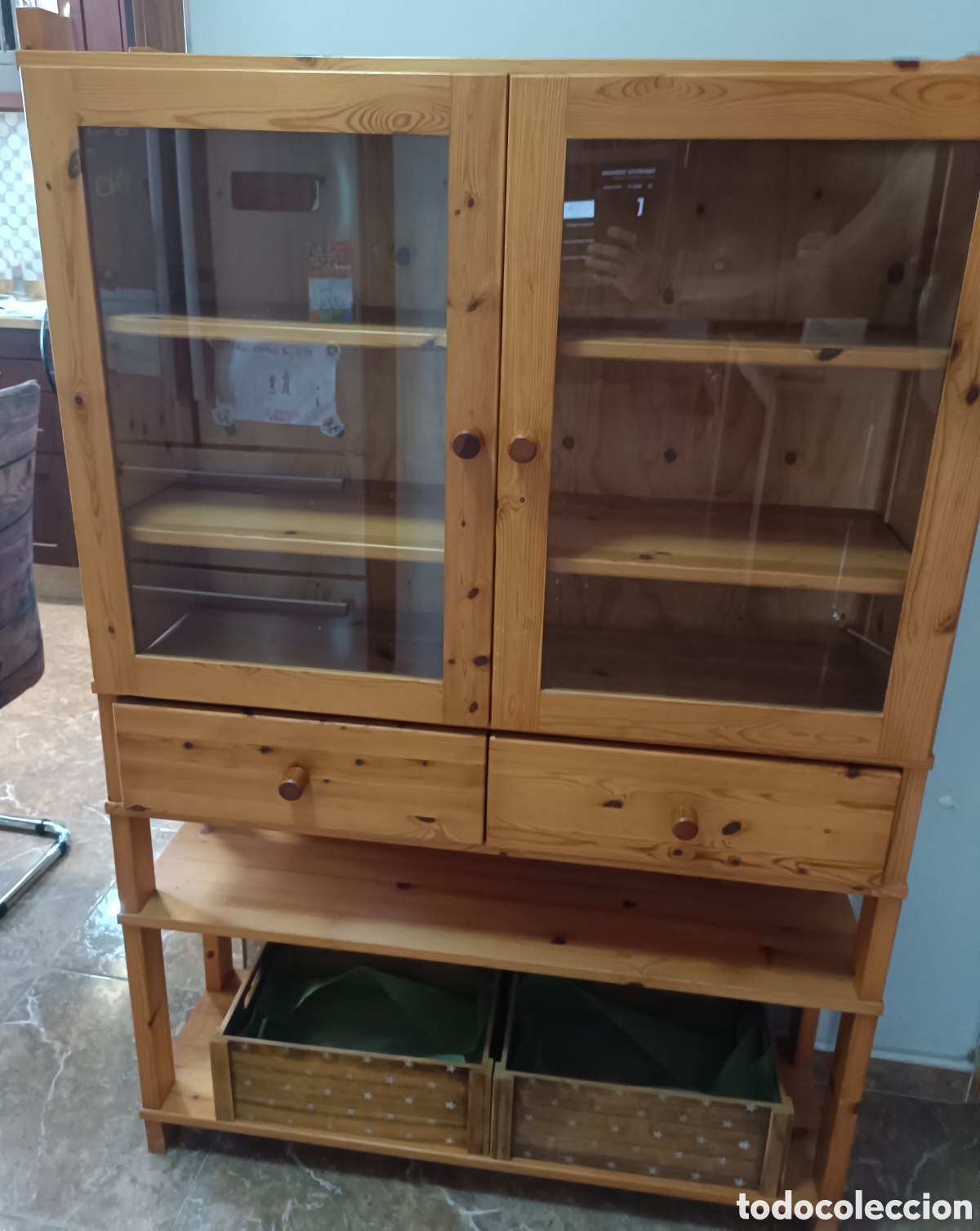 Segunda mano: Mueble de almacenaje de madera con puertas acristaladas y cajones. - Dise&ntilde;o de d1&sup2;&sup2;
