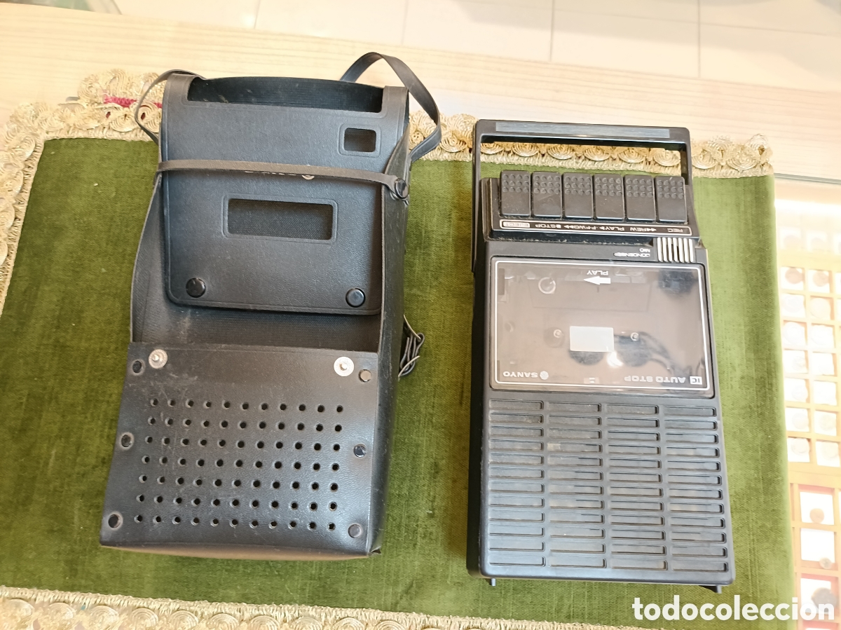 Segunda mano: Grabadora de cassette port&aacute;til Sanyo M 1540 vintage. Jap&oacute;n. En su funda original