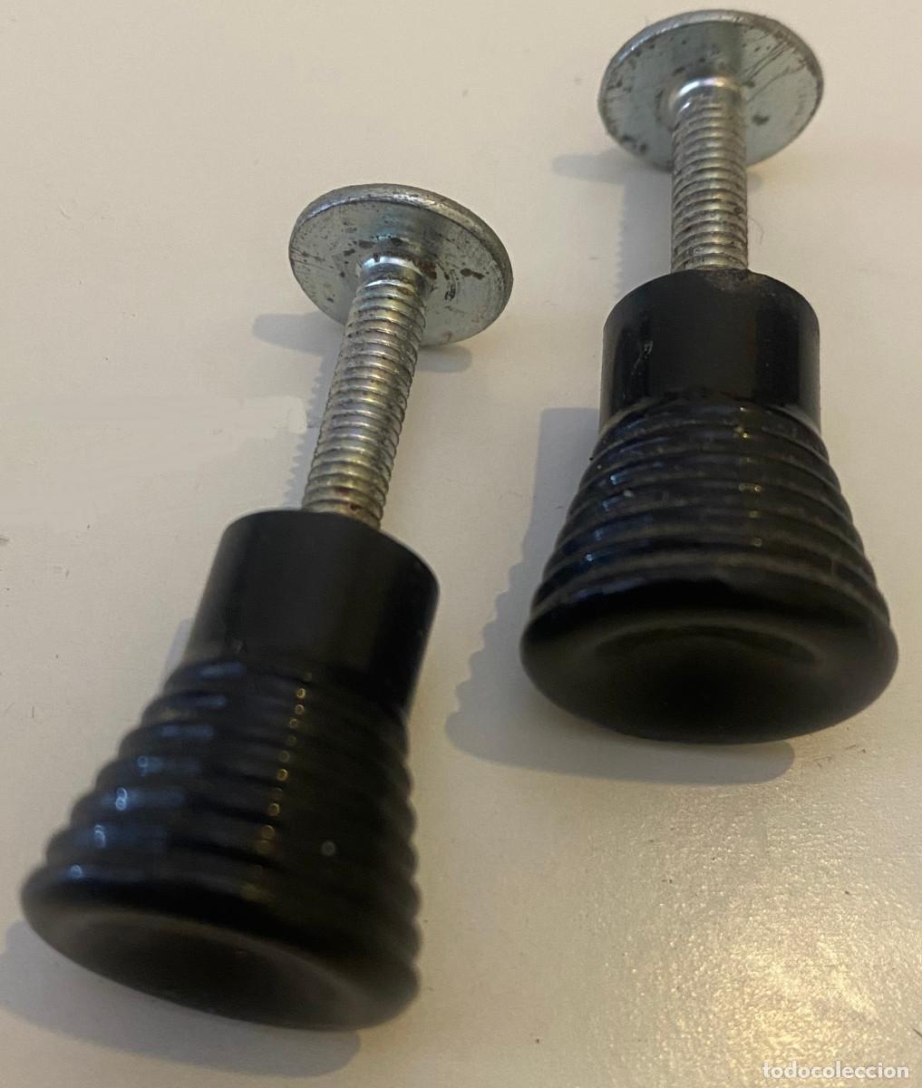 Segunda mano: 2 tiradores antiguos para muebles. De pl&aacute;stico y metal. Incluyen tornillos. Reciclaje. Buen estado.