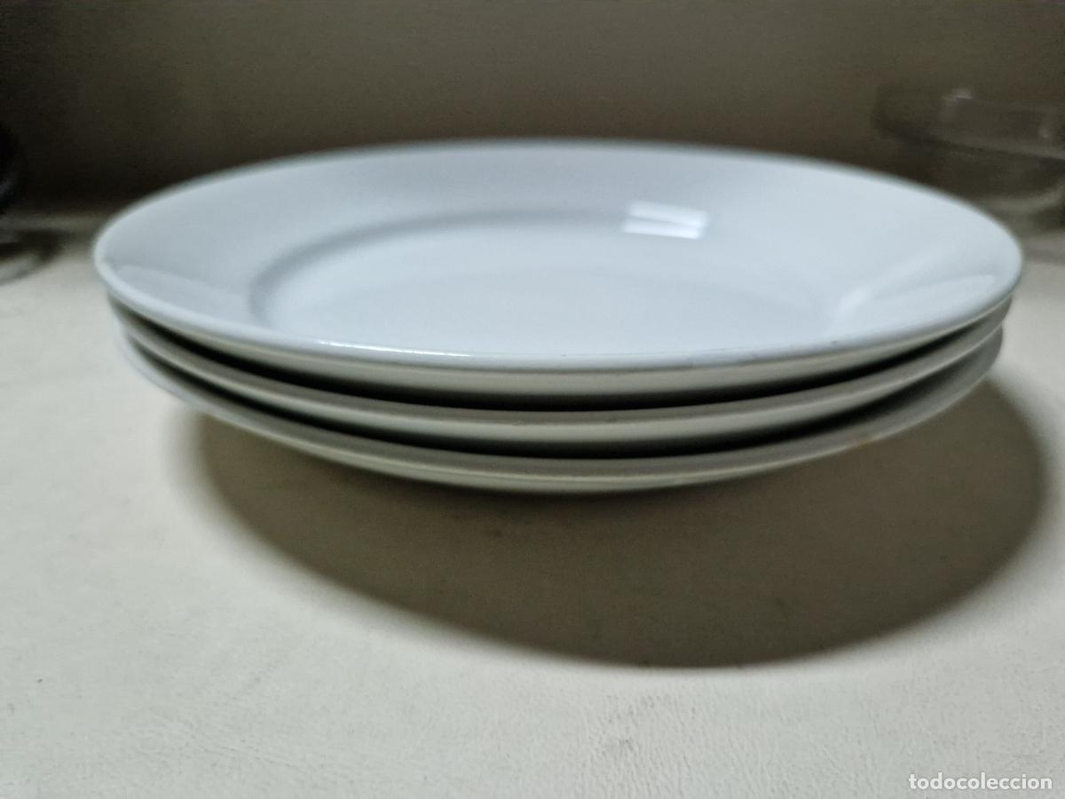 Segunda mano: 5 BONITOS PLATOS BLANCOS. MEDIDA 22*23 - Foto 2
