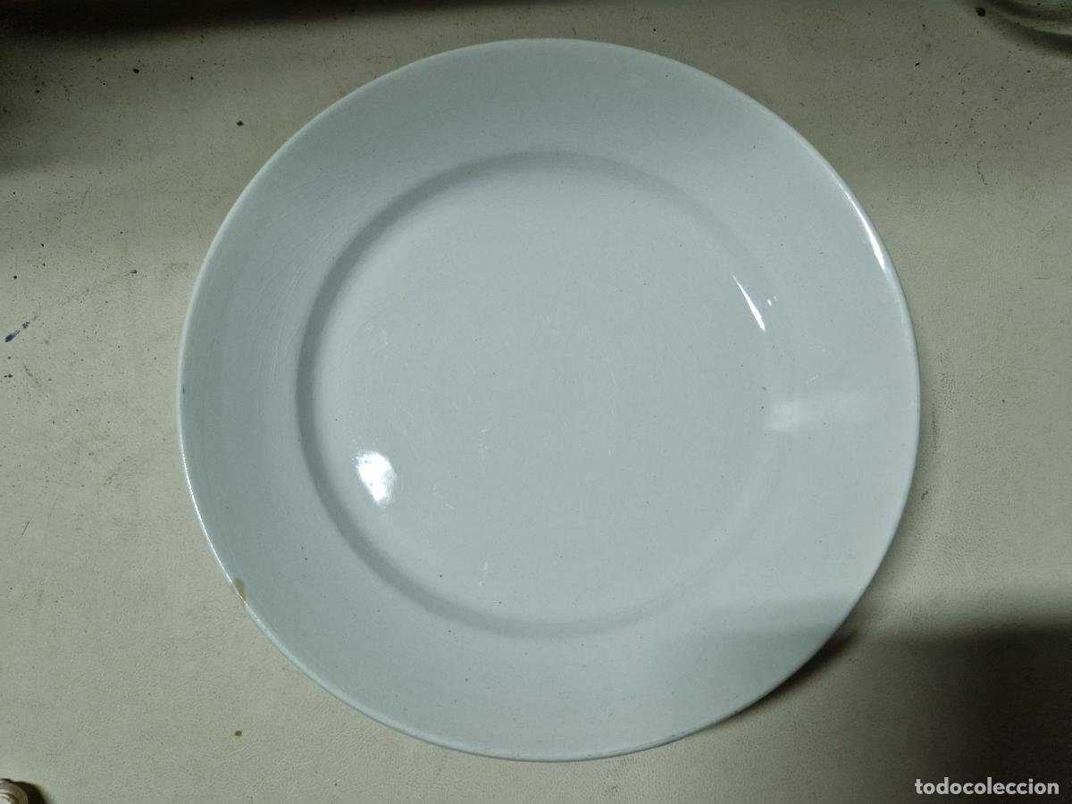 Segunda mano: 5 BONITOS PLATOS BLANCOS. MEDIDA 22*23 - Foto 3