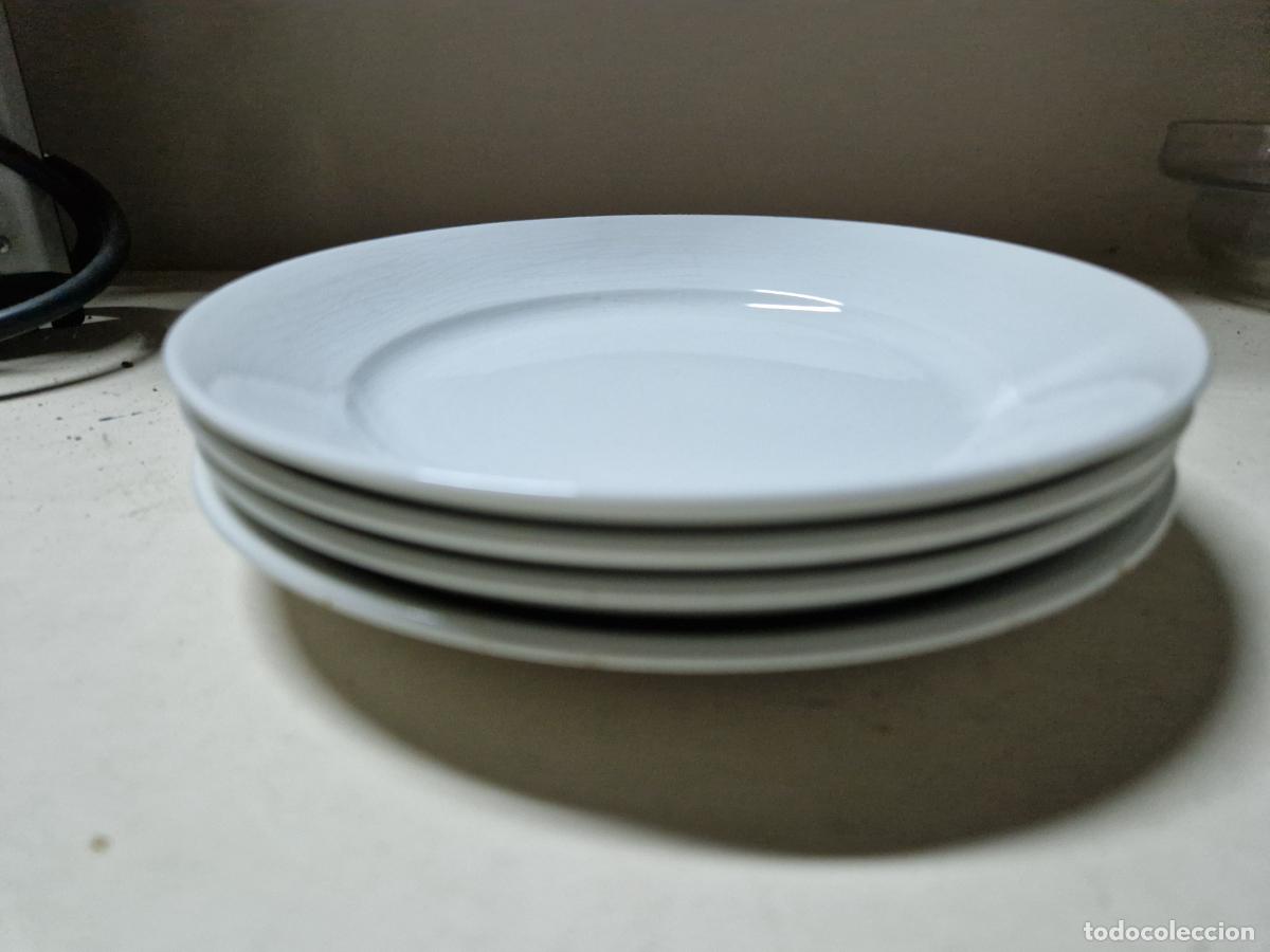 Segunda mano: 5 BONITOS PLATOS BLANCOS. MEDIDA 22*23 - Foto 1