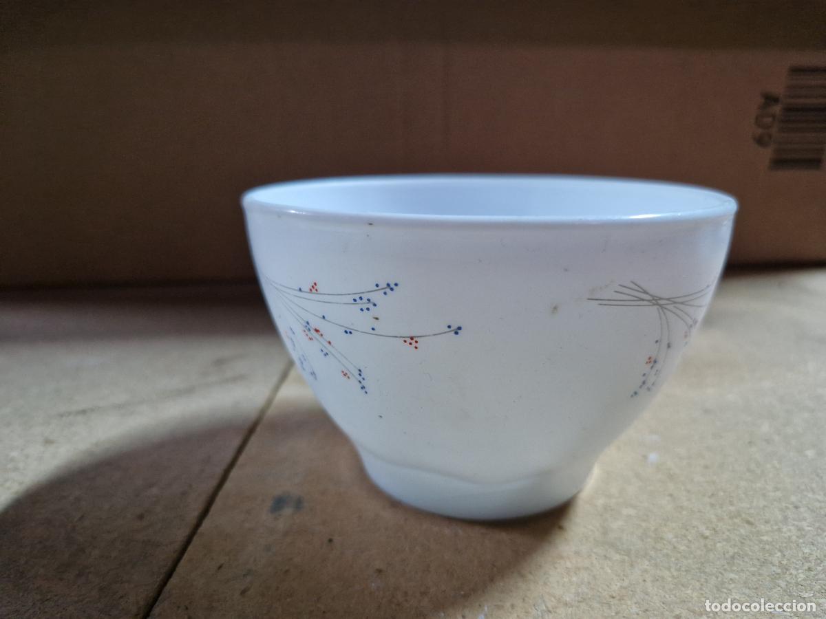 Segunda mano: BONITA TAZA COLOR BLANCO. FLORES