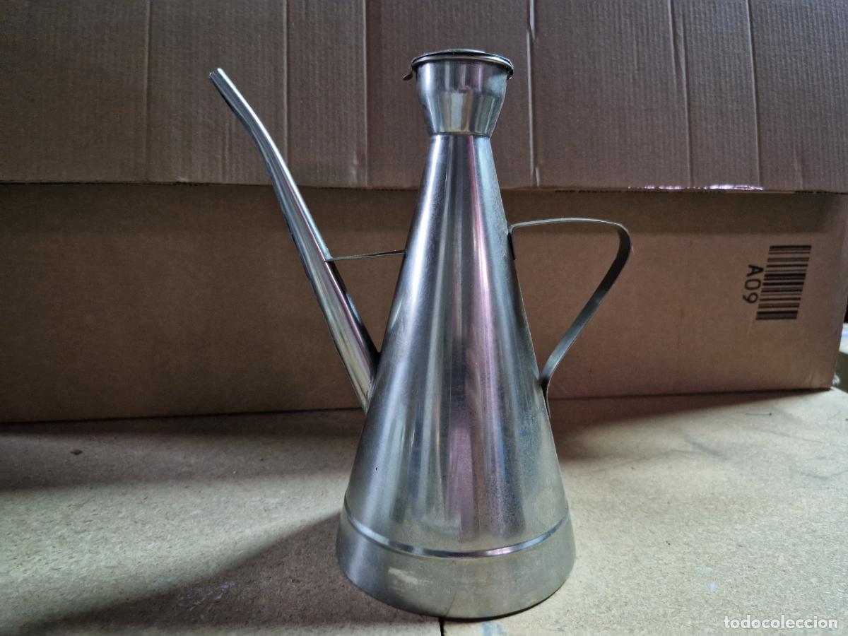 Segunda mano: BONITA ACEITERA DE ALUMINIO.