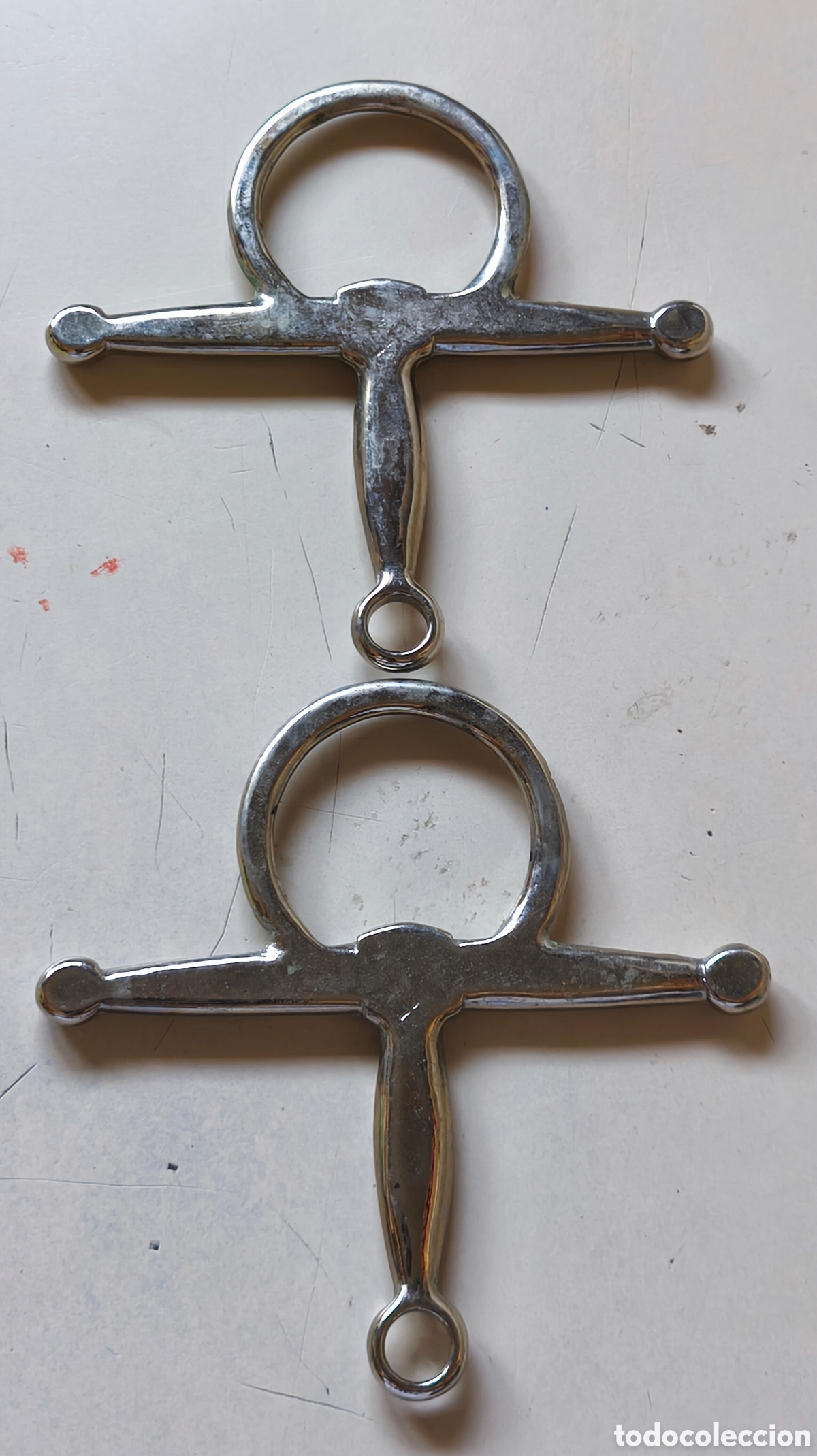 Segunda mano: Filetes de aguja articulados para caballos, fabricados en acero inoxidable.