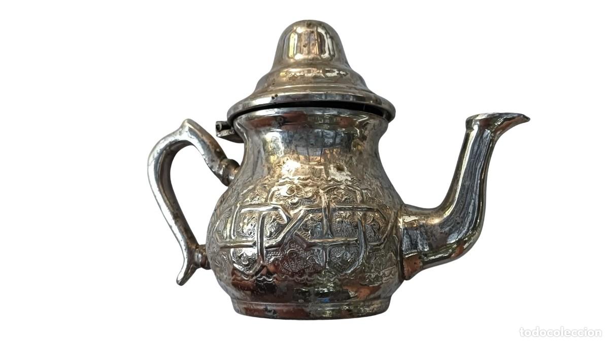 Segunda mano: TETERA MARROQU&Iacute; &rdquo;BERRAD&rdquo; PLATEADA CON GRABADOS ARTESANALES - SELLO &rdquo;LE DINANDIER&rdquo; - FEZ, A&Ntilde;OS 80/90