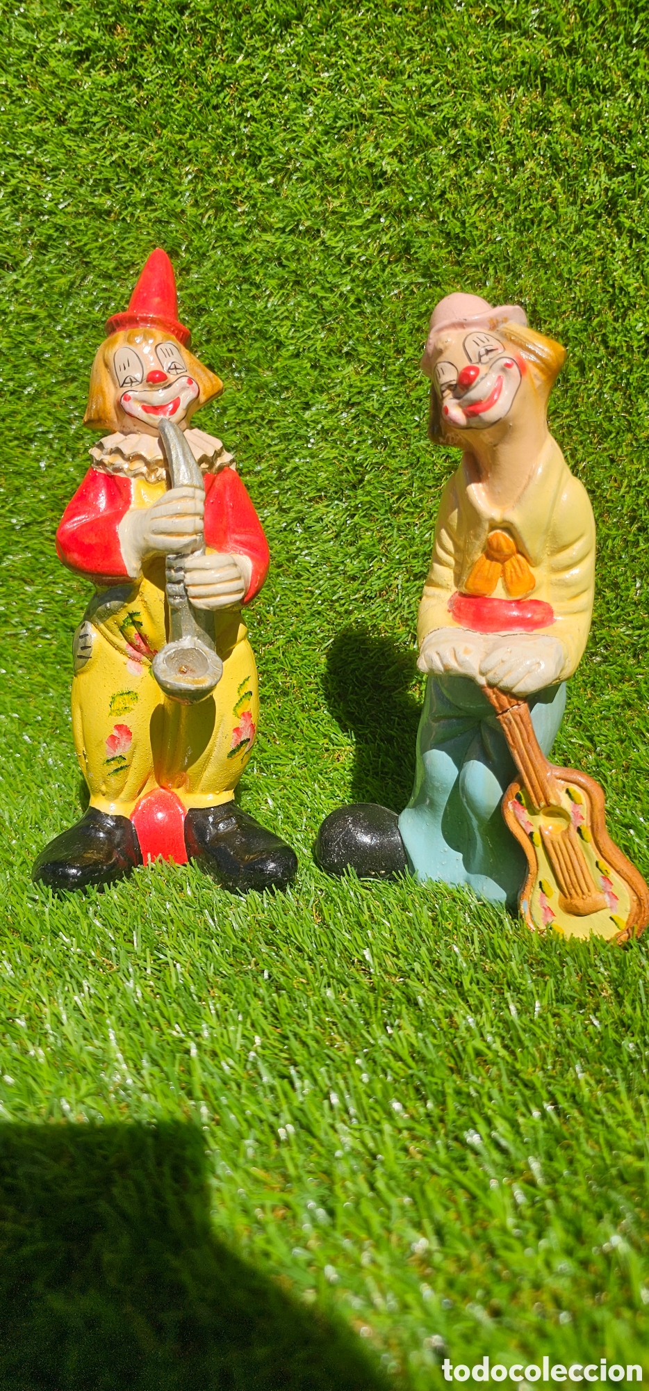 Segunda mano: Pareja de figuras decorativas de payasos m&uacute;sicos vintage