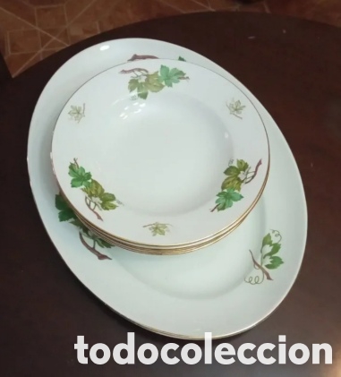Segunda M&atilde;o: Platos + Bandeja de porcelana Royal blanca con dise&ntilde;o de hojas en tonos verdes