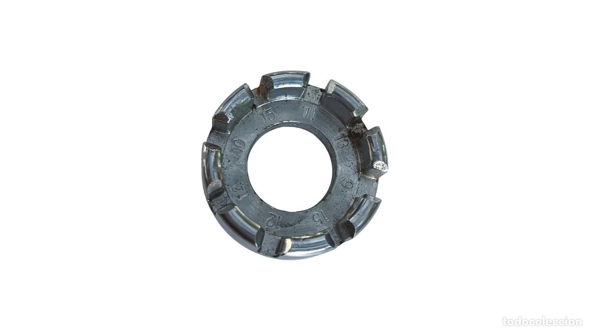 Segunda mano: LLAVE DE RADIOS CIRCULAR PARA BICICLETA - MULTITALLA (CALIBRE 9-15) - Foto 2