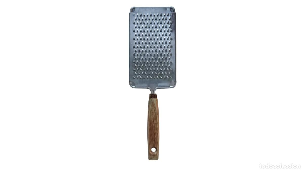 Segunda mano: RRALLADOR PLANO DE ACERO INOXIDABLE CON MANGO DE MADERA - COCINA TRADICIONAL