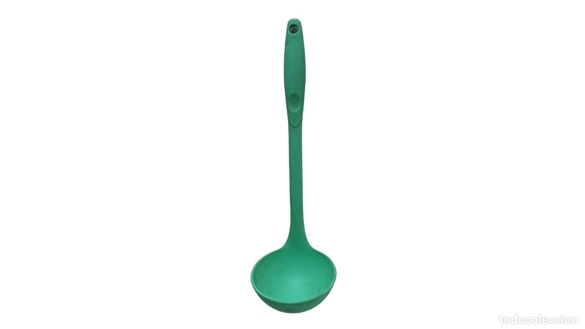 Segunda mano: CUCHAR&Oacute;N DE SILICONA VERDE 2 EN 1 CON BORDE ESCURRIDOR - COCINA