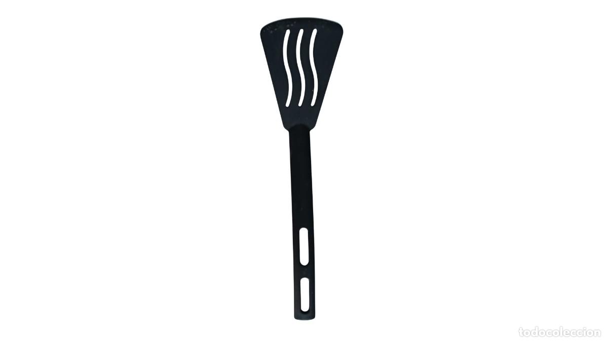 Segunda mano: ESP&Aacute;TULA/VUELCA TORTILLAS DE NYLON NEGRO CON RANURAS ONDULADAS - COCINA